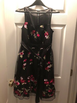 VENUS BLACK FLORAL APPLIQUE TULLE Size 6 Women's Dress