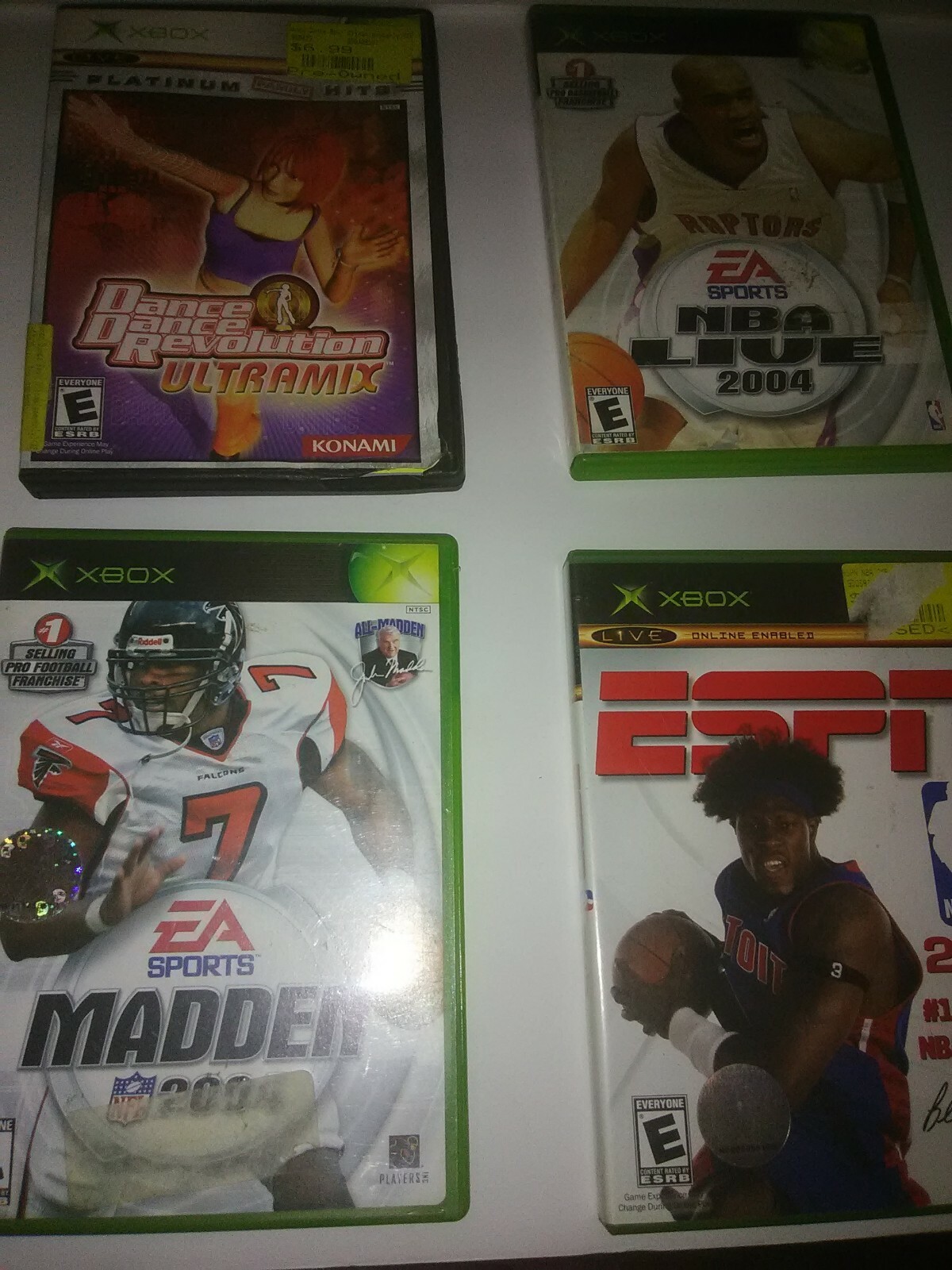 XBOX 1st GENERATION  WITH 30 CLASSIC GAMES TIGER WOODS , NBA 2K ,MADDEN , ECT
