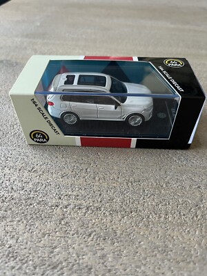 NEW BMW X7 White Diecast SUV Model Car - 1:64 Para 64