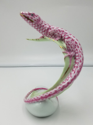 HEREND LIZARD LAYING ON LEAF *BRAND NEW*RASPBERRY FISHNET (List $1205) VHP 15268