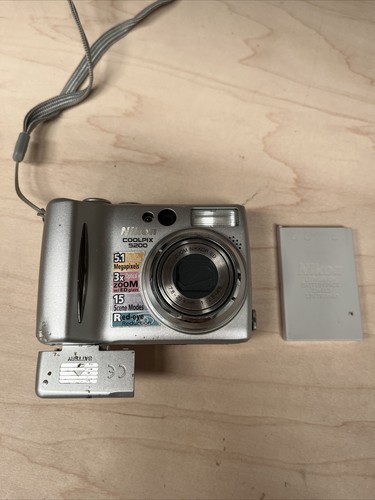 【動作品 外観美品】Nikon COOLPIX E5600 単三電池 コンデジ 極美品 NIKON COOLPIX E5600 オールドコンデジ 乾電池使用