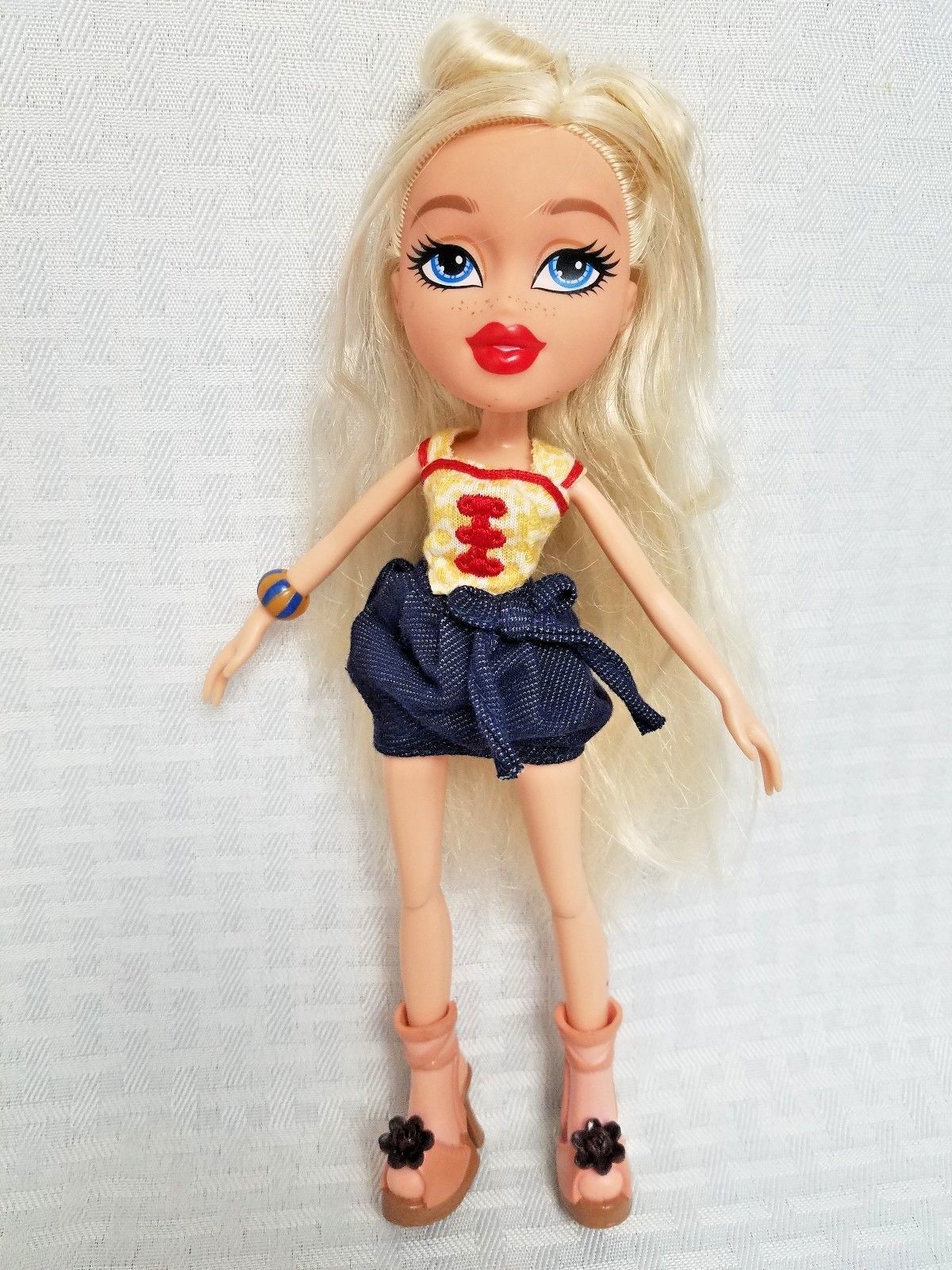 BRATZ CLOE STUDY ABROAD CHINA Dolls Lot of 2 EUC