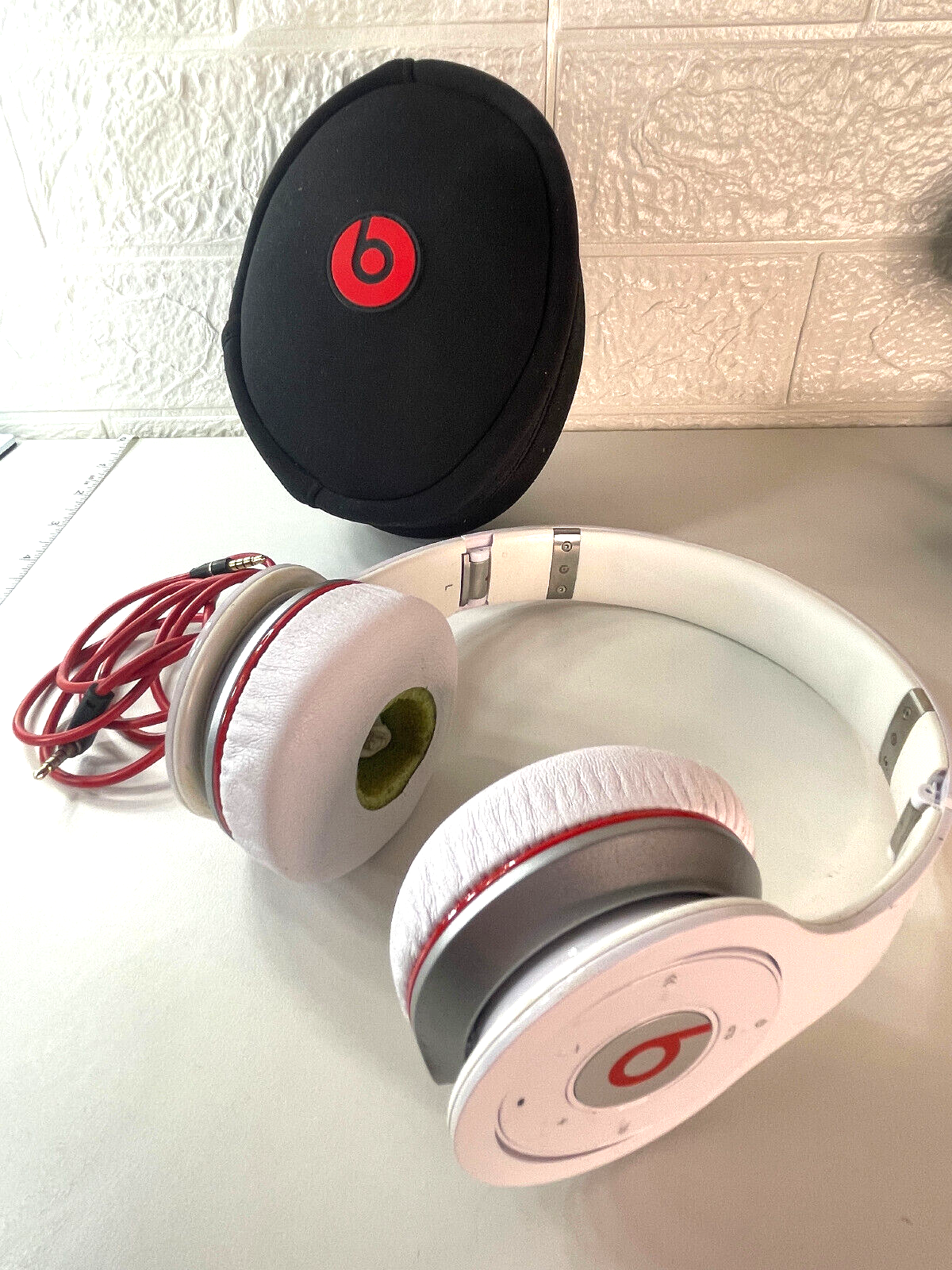 Beats Studio (1st Generation) Wired Headphones with Case Beats Studio (1st Generation) Wired Headphones with Case