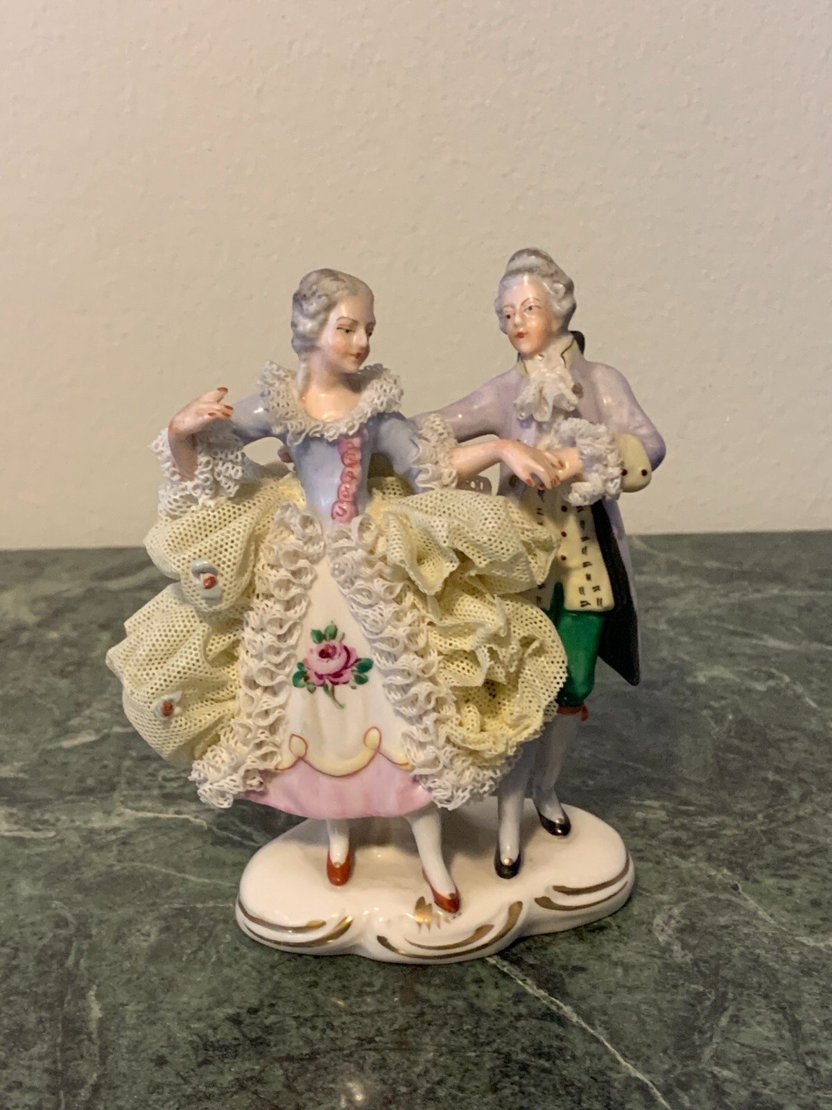 Dresdenアンティーク　レース人形、ダンスするカップル A vintage porcelain German Dresden Couple Courting/ Dancing