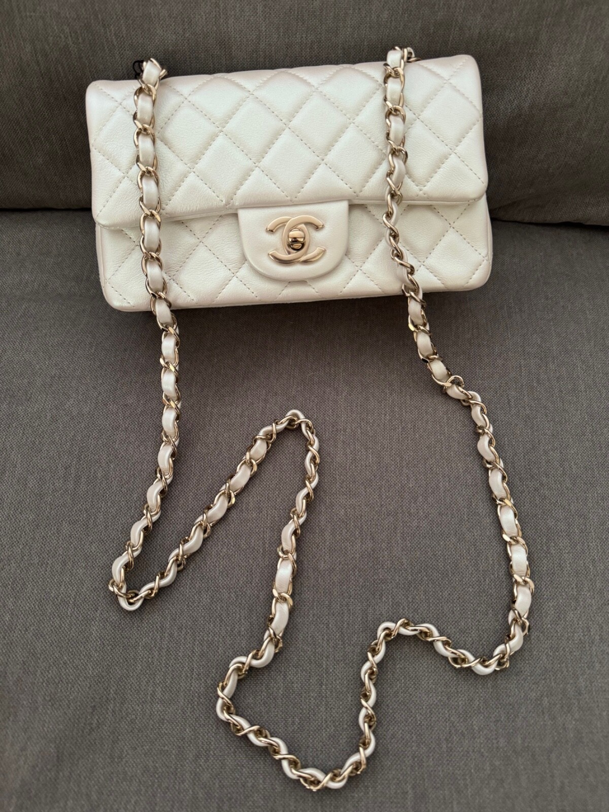 CHANEL ホワイト ミニバッグ Chanel 22 ミニ ハンドバッグ、シャイニー カーフスキン