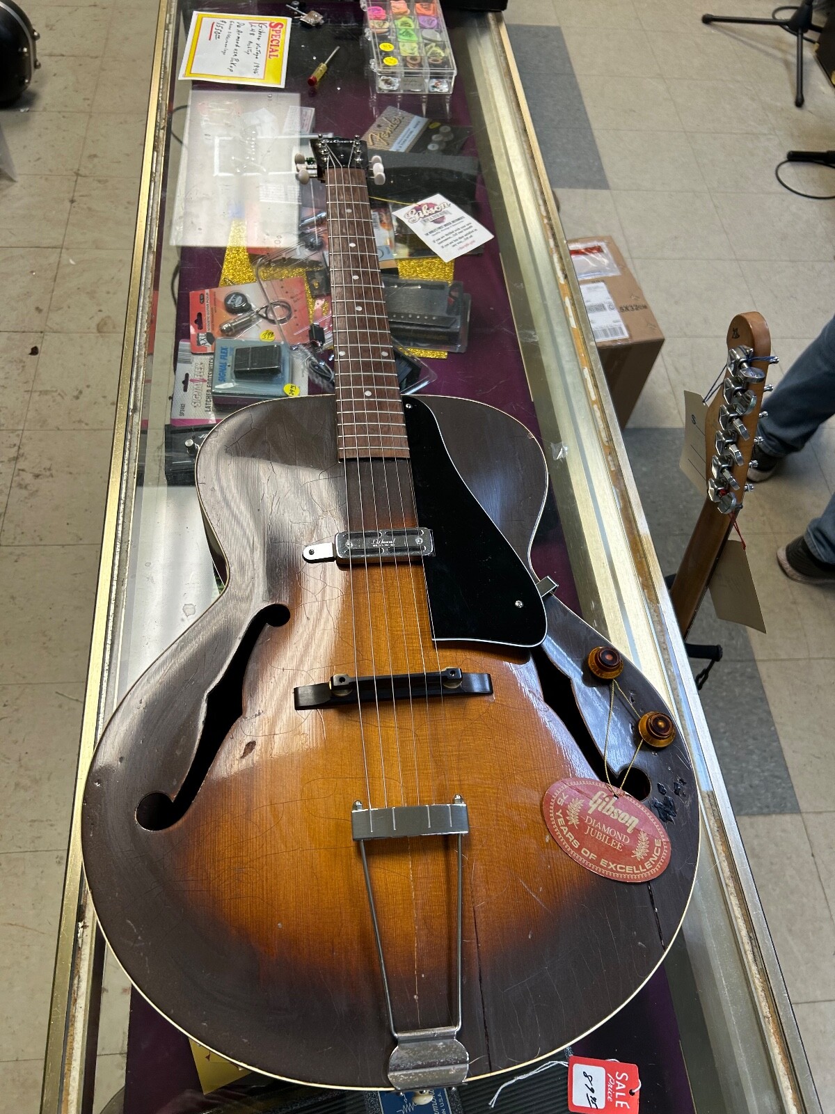 harmony ギター　アーチトップ　1940s kay ギター　gretsch sddefault.jpg