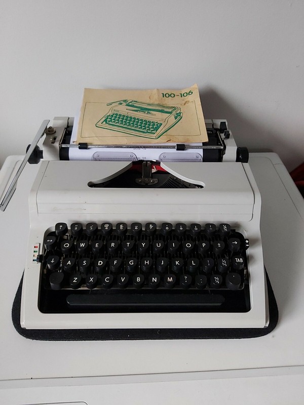 Erika typewriter photos of Erika 105 by year then serial number by date
