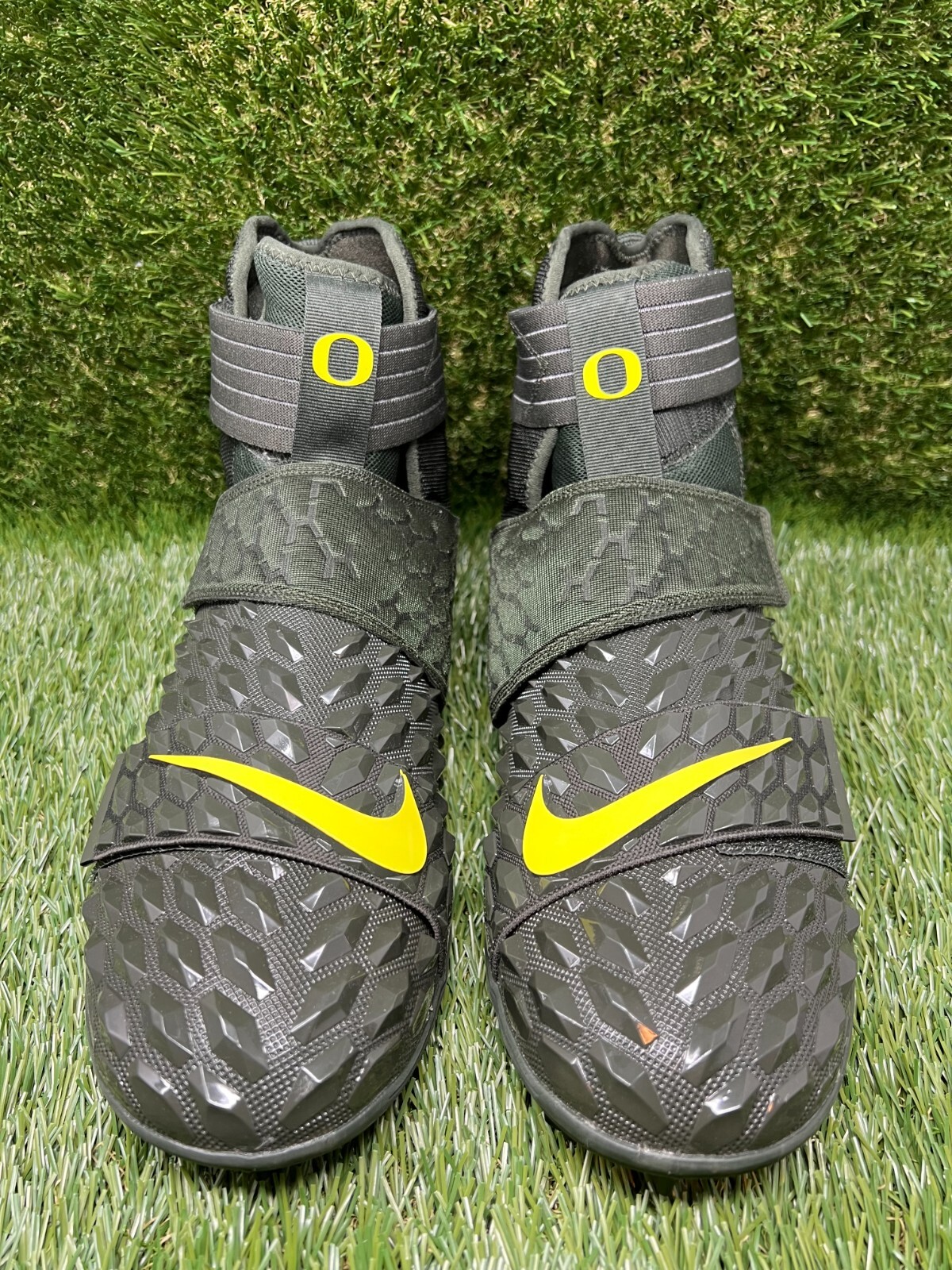 NIKE NIKE OREGON DUCKS PE FORCE SAVAGE ELITE 2 TD SIZE 15 TEAM ISSUED FOOTBALL CLEATS