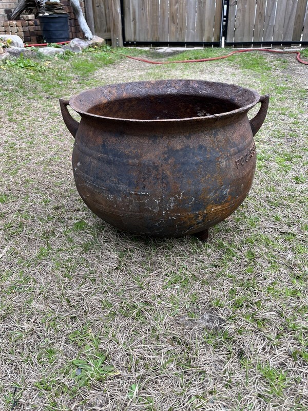 Antique Rare Pocasset  12 Gallon Cast Iron Cauldron.