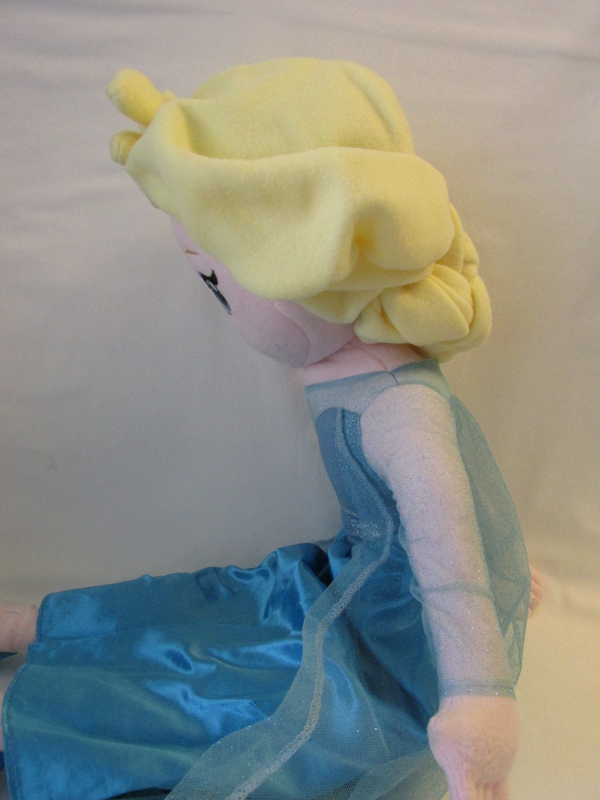 Avon Disney Frozen singing Elsa Cuddle Pillow NEW Doll