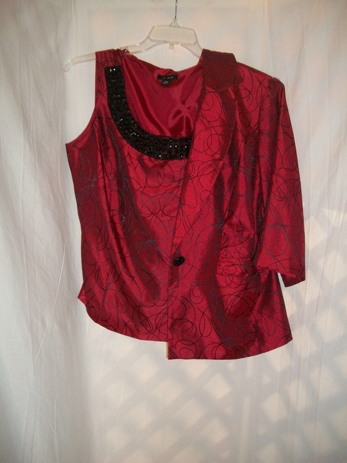 Ladies red and black 2 piece formal jacket and top. Size 14W
