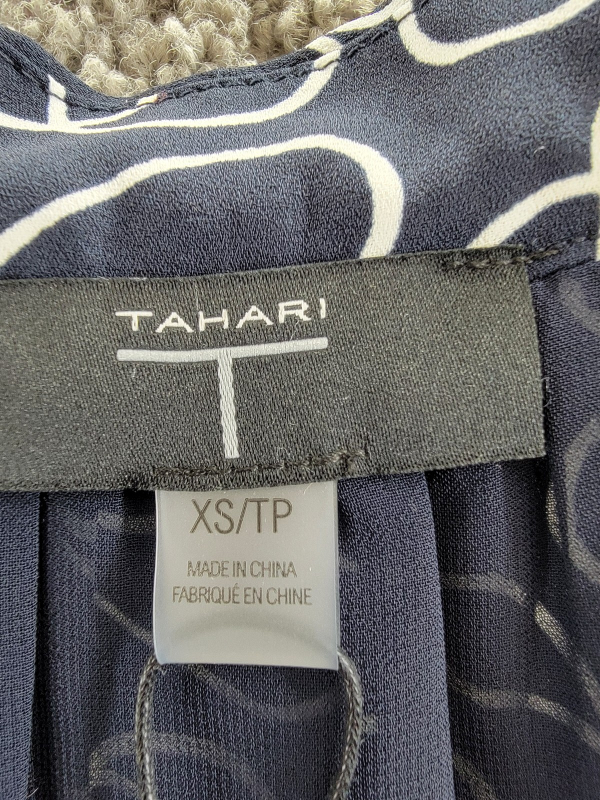 T Tahari Printed Blouse Women's XS Navy/White V-Neck Pleat Short Sleeve Pullover - Picture 9 of 16