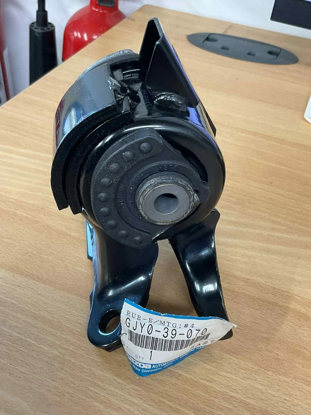 Genuine Mazda 6 2002/07 Front Left Engine Gearbox Mount - GJY0-39-070