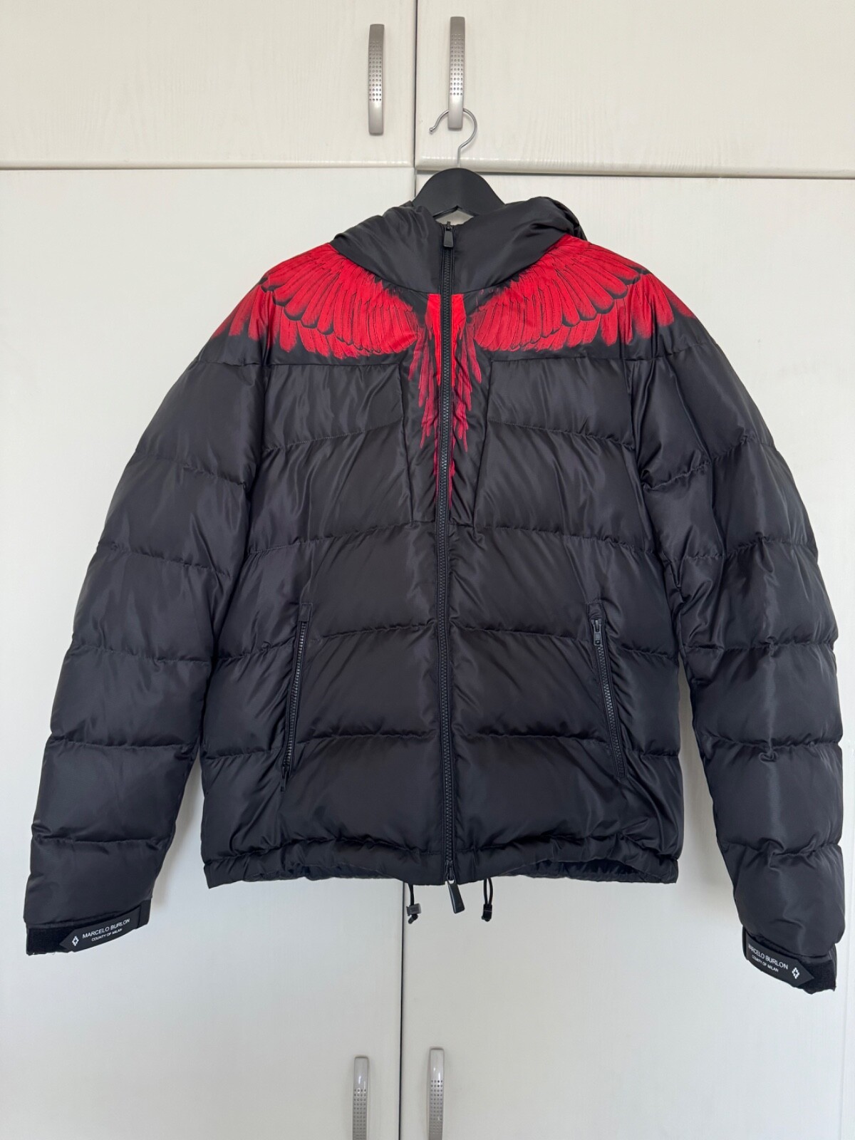 MARCELO BURLON ブラックダウンジャケット Marcelo Burlon County of Milan Down Jacket Black Red Wings