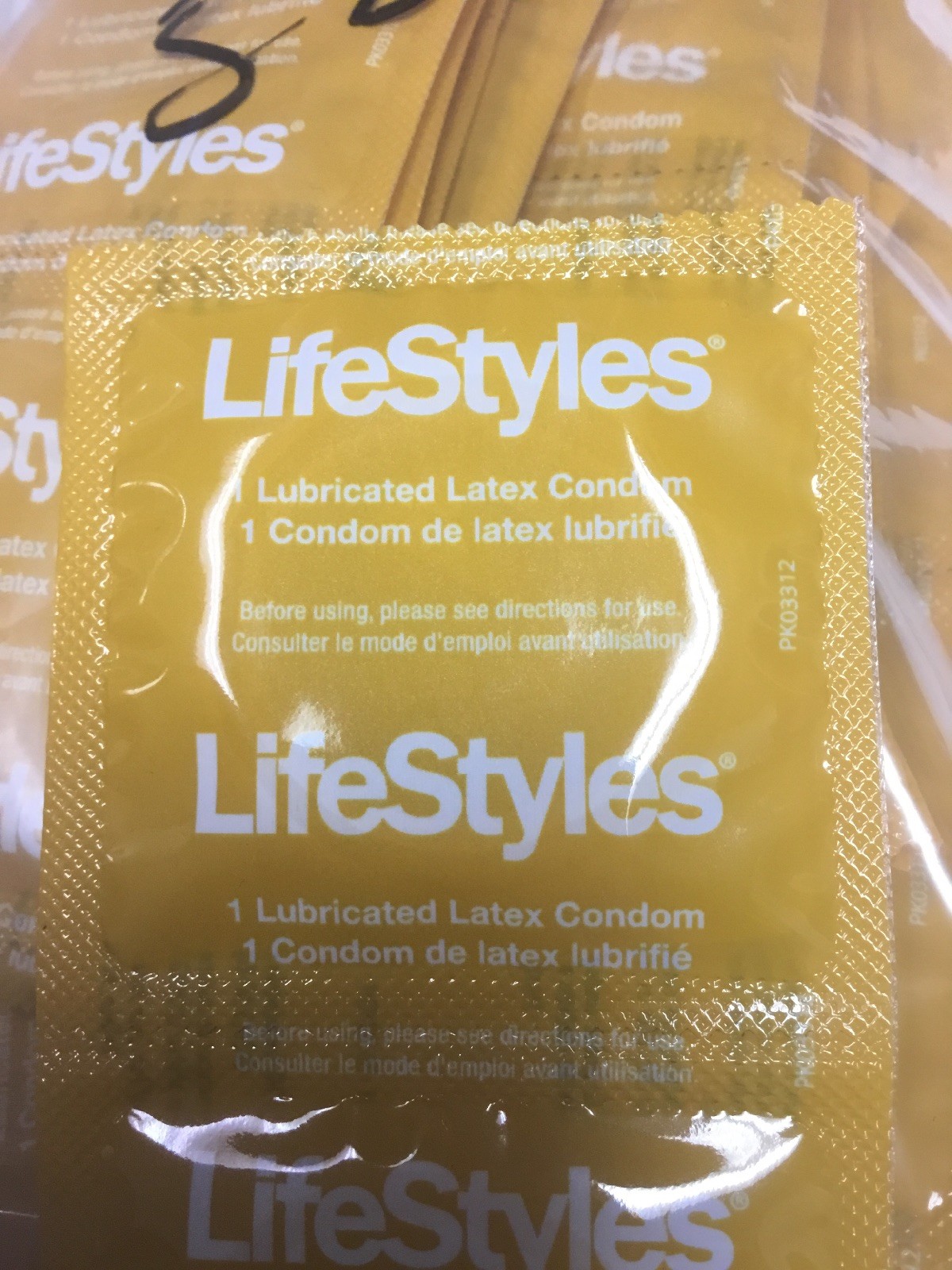 LOT OF 24 FLAVORED  LIFESTYLES LATEX  BANANA  CONDOMS EX/11/2022