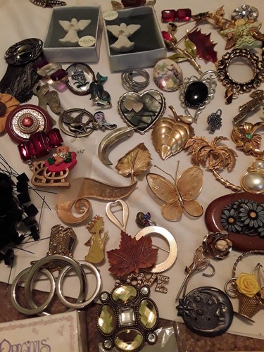 460 PC Costume Pin Lot. Good pre owned condition,AVON, JJ, SARAH, CORO, LUCINDA