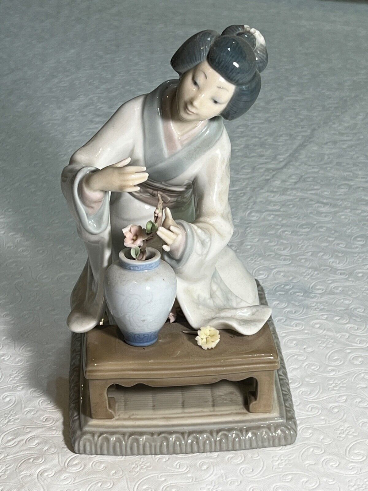 Lladro RETIRED #4840 Japanese Lady Geisha Woman Flower Lladro RETIRED #4840 Japanese Lady Geisha Woman Flower