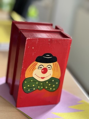 Vintage Holzbox „Faithful Friends“ - Buchform mit Clown - Aufbewahrung