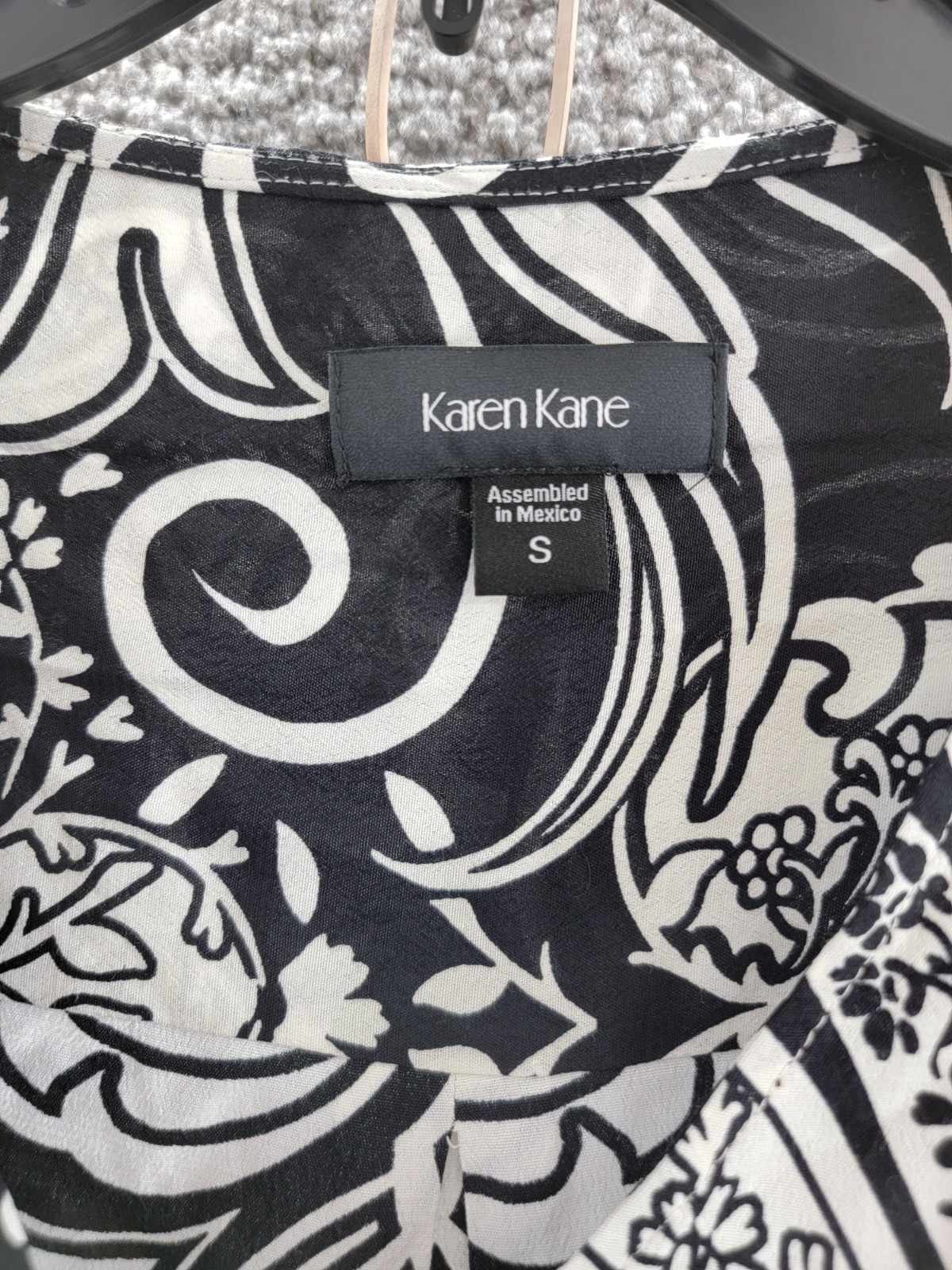Karen Kane Printed Blouson Sleeve Blouse Women's S Black Pullover Style - Picture 4 of 16