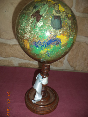 ANCIENNE BOULE EN VERRE EGLOMISE AVEC DECOUPIS  SUR PIED PORTE PERRUQUE