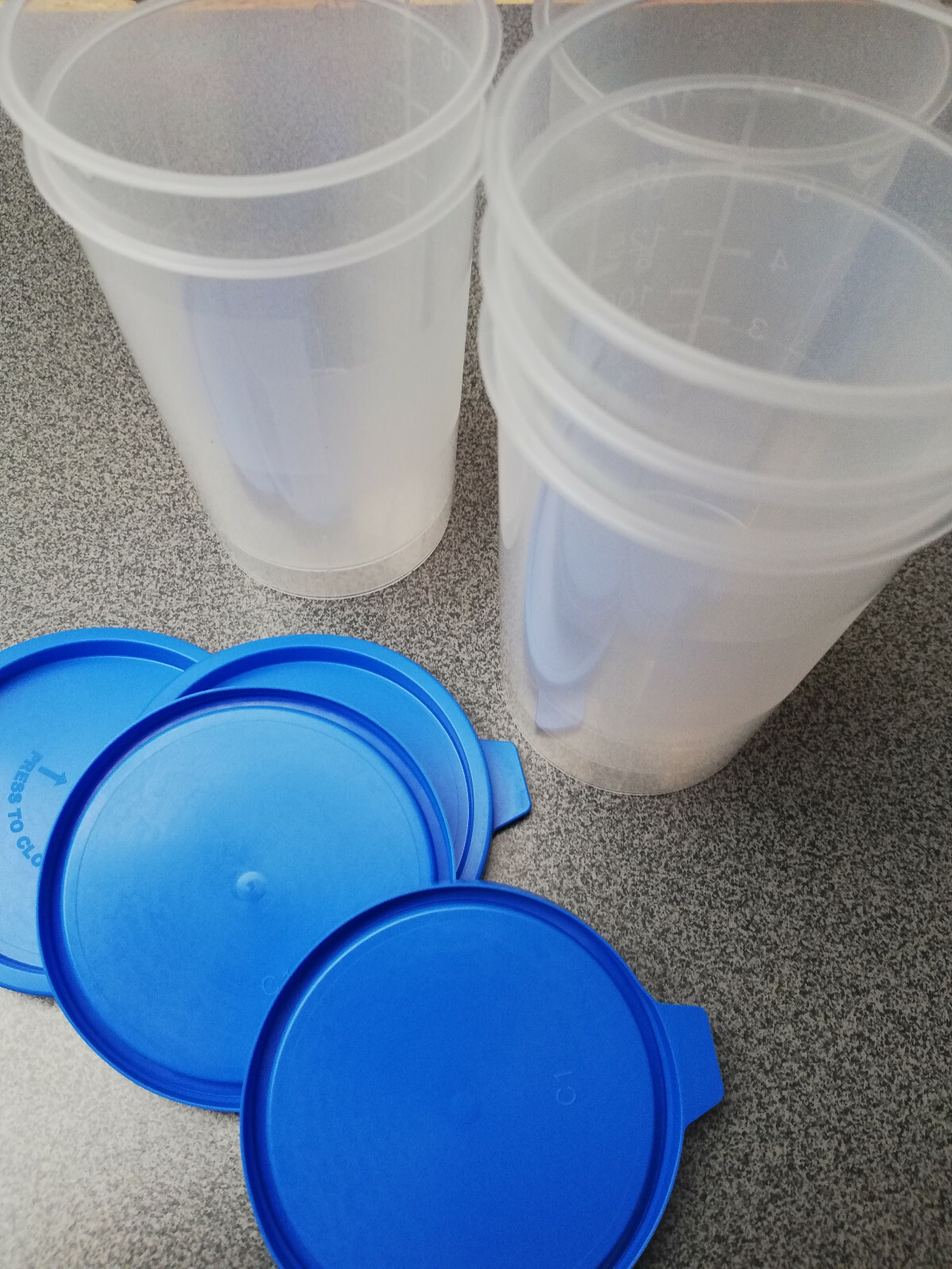 Laborbedarf Urinbecher 200 ml Schnappdeckel 50 Stück Deckel blau .