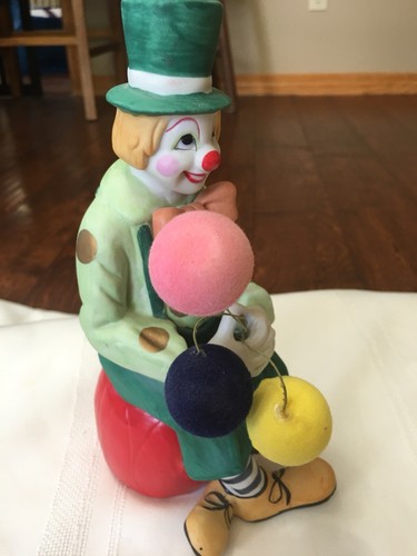 Vintage Enesco Porcelain Clown Figurine Green Hat w/ Outfit  8