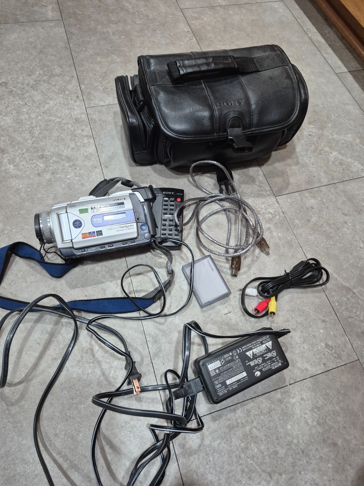Sony Handycam DCR-TRV50 NTSC Mini DV Camcorder w/Nightshot