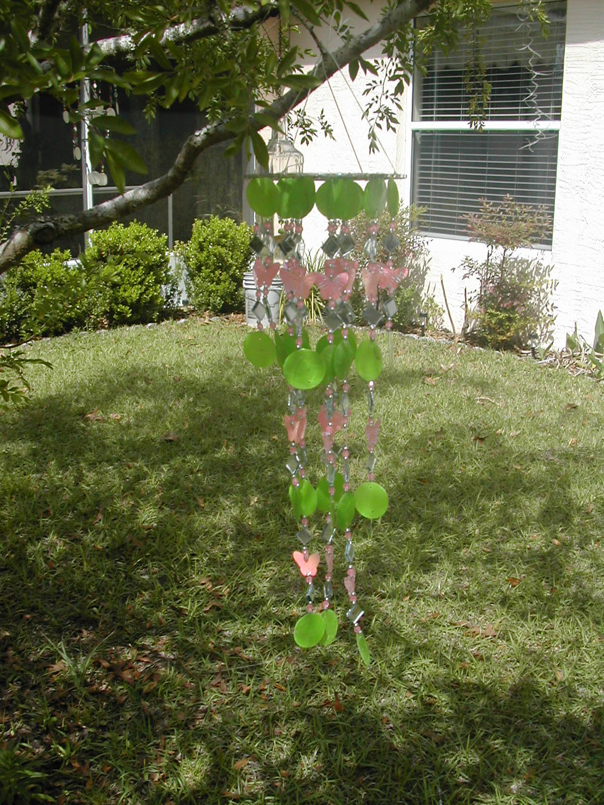 ISLAND SOUND LIGHT GREEN SINGLE TIER CAPIZ SHELL CHIME SALMON BUTTERFLIES &BEADS