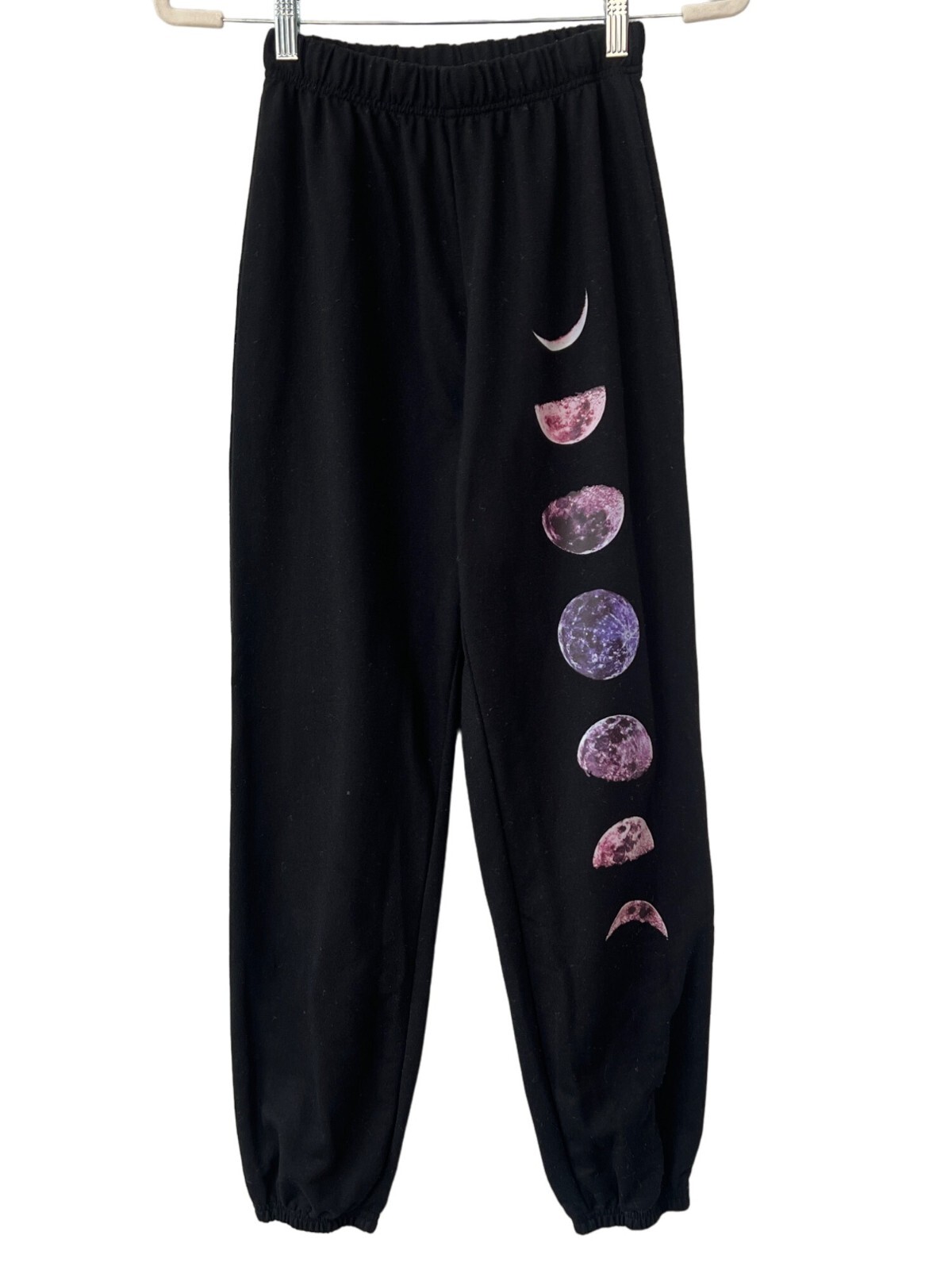 【SWEATSWEET】LACE STUD JOGGER PANTS ★韓国人気★ 追跡付 Spray Heart Jogger Bending Pants IS06 - K-Pop style | LEWKIN