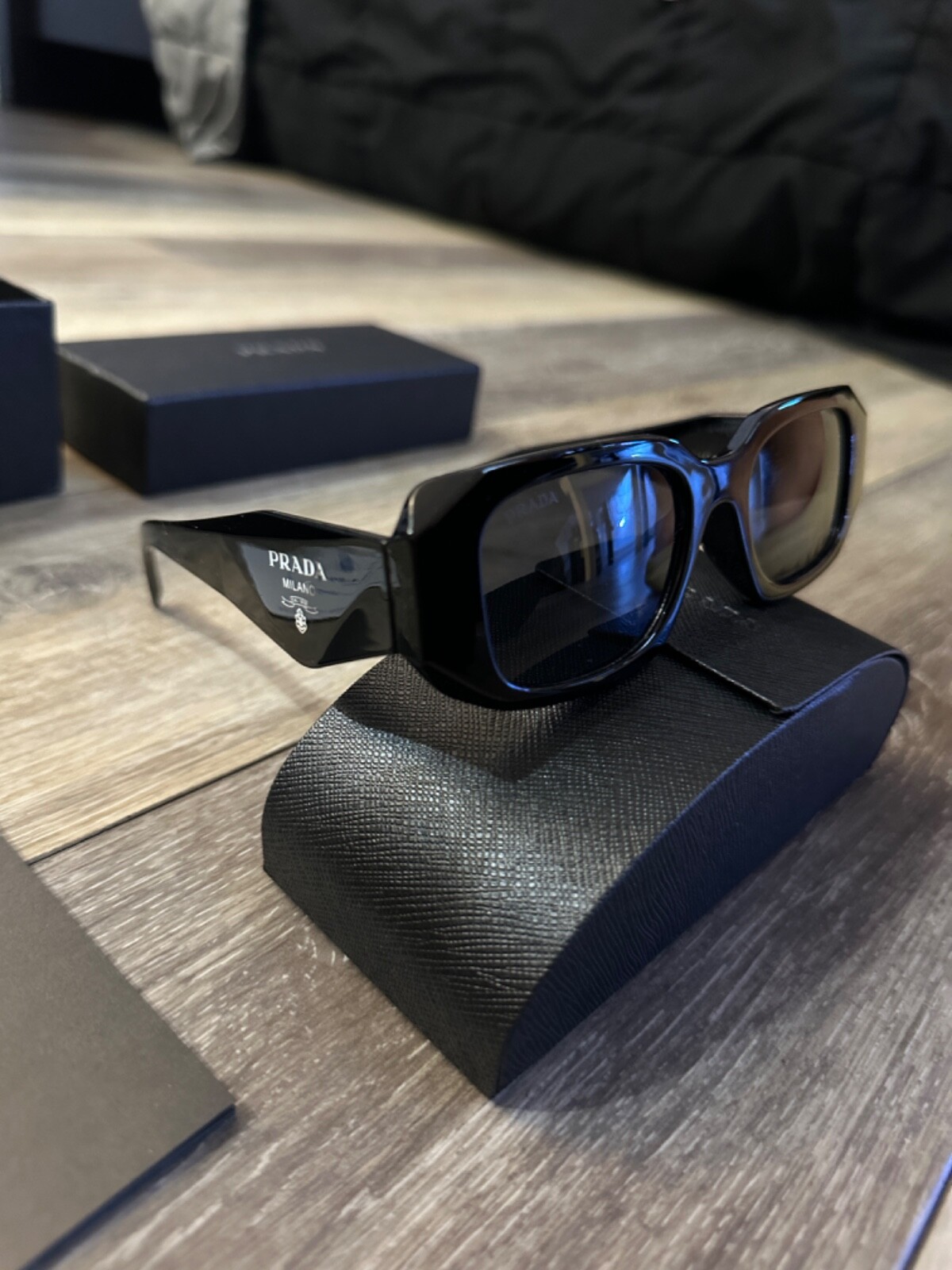 【よっちゃん】PRADA PR17WS 49mm サングラス Prada PR17WS 1AB5S049 Women's Sunglasses 49 mm Black / Dark