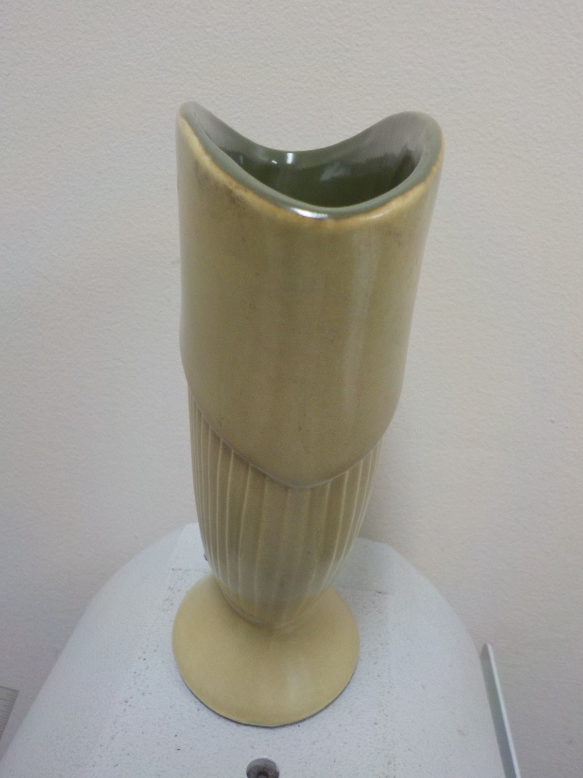 Red Wing Pottery USA Green Fan Flower Vase 874, original sticker on one side