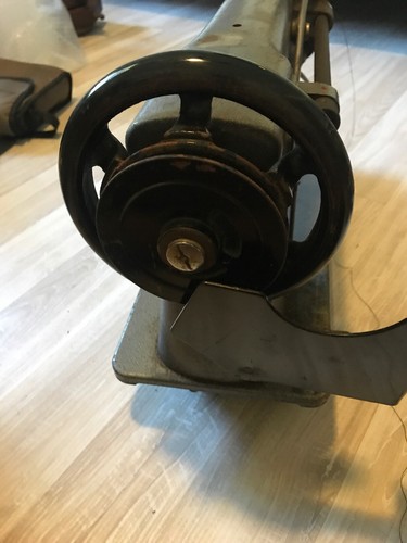 SINGER   INDUSTRIAL SEWING MACHINE