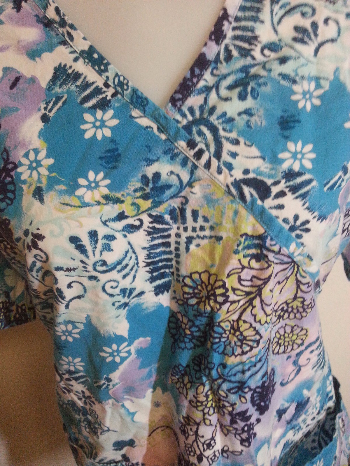 VLife M blue floral swirl scrub nurse doctor womens tie vneck medical print top