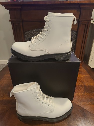 Brody White Round-toe Size 11