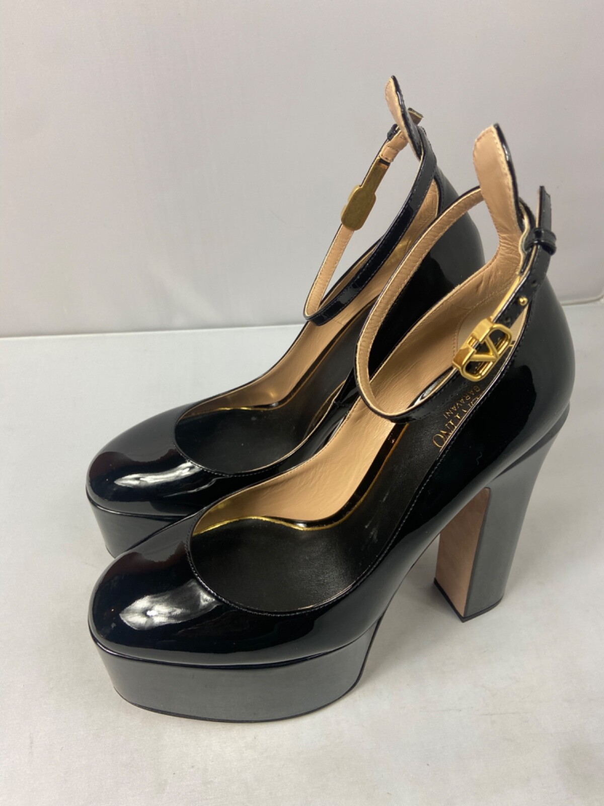 【関税＆送料込み】Valentino Garavani Heeled Shoes Valentino Garavani Black Patent Leather Platform Block Heels