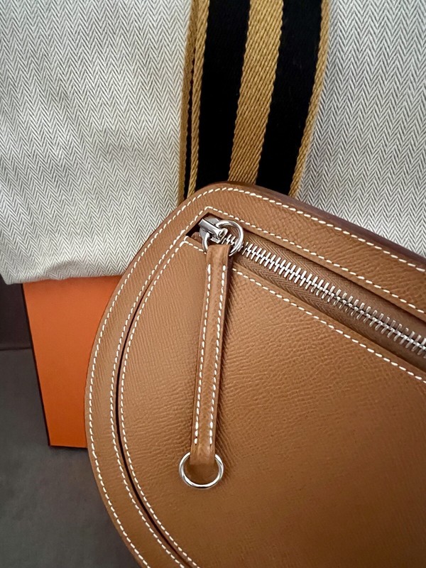 HERMES 新作 稀少 ショルダーバッグ レザー ロゴ Petite Course HERMES（エルメス）- Petite Course bag（コースバッグ）クレ