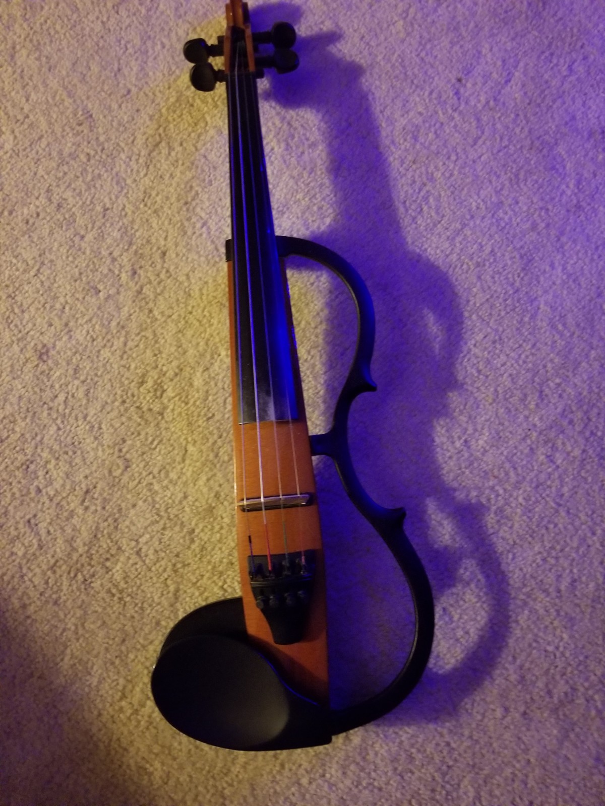 CV 100 yamaha eletric silent violin with bow and chin rest. Beautiful instrumen
