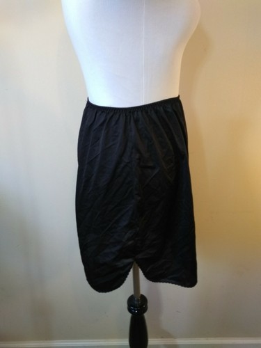 Vanity Fair Nylon Black Half Slip M