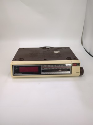 Vintage GE Spacemaker Under Cabinet Kitchen Radio with Clock Model 7-4212 READ