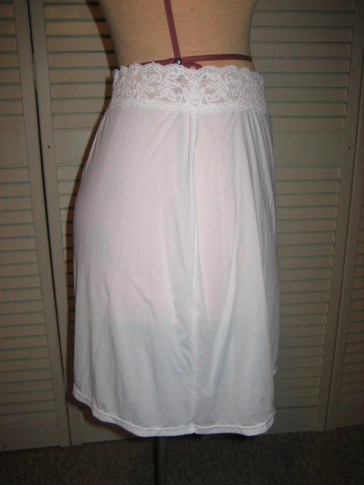 VANITY FAIR White Mini Half Slip, Lace Elastic Waistband - Style 11-072 - Size M