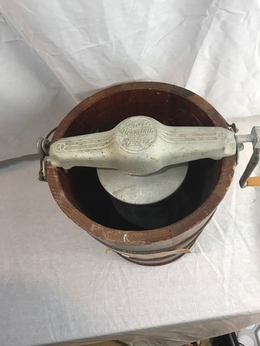 White Mountain-Wooden Bucket 4 Quart HandCrankedIceCreamMaker