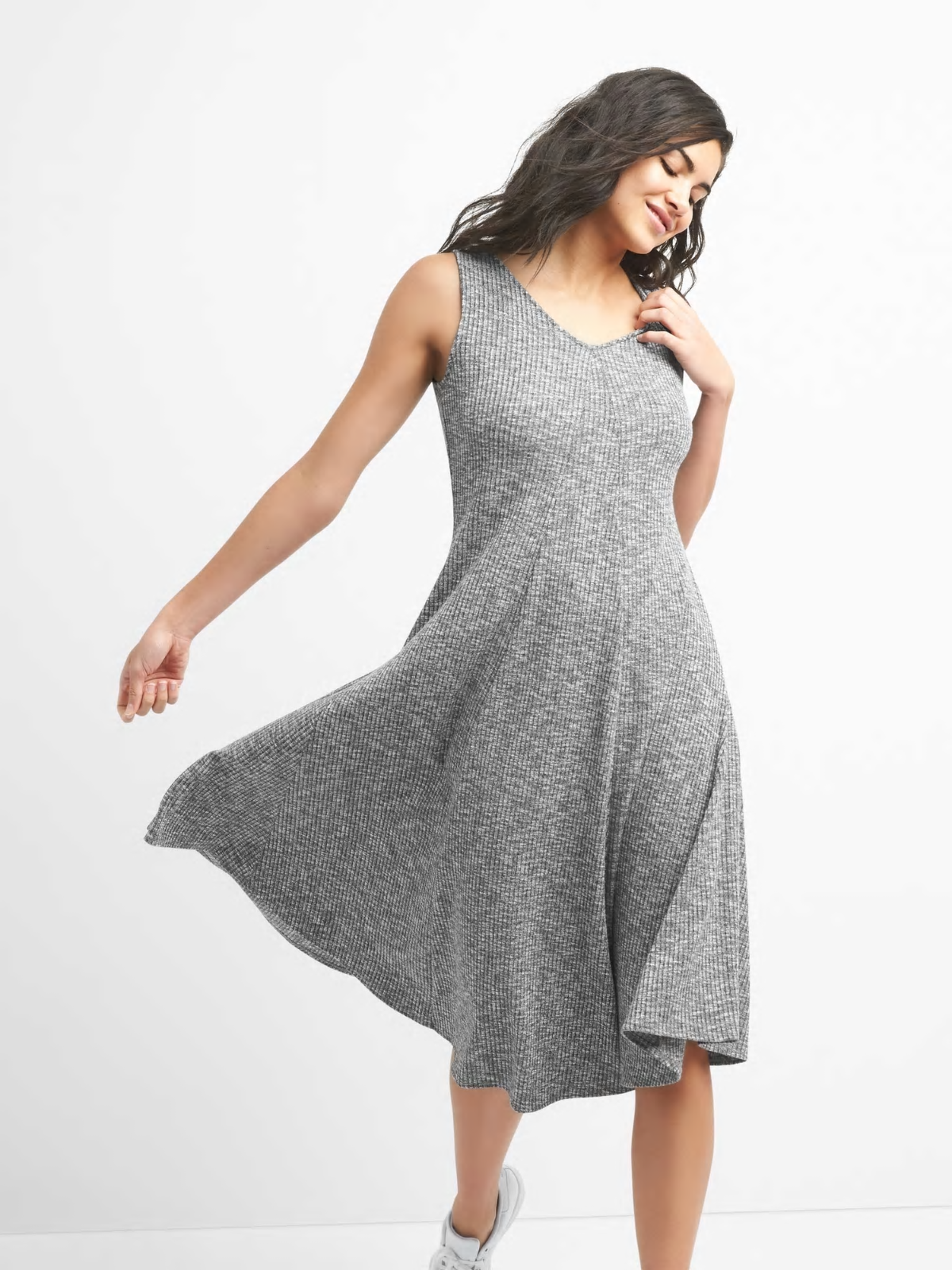 Серое миди-платье GAP без рукавов из мягкого трикотажа в рубчик с V-образным вырезом GAP (НОВИНКА)