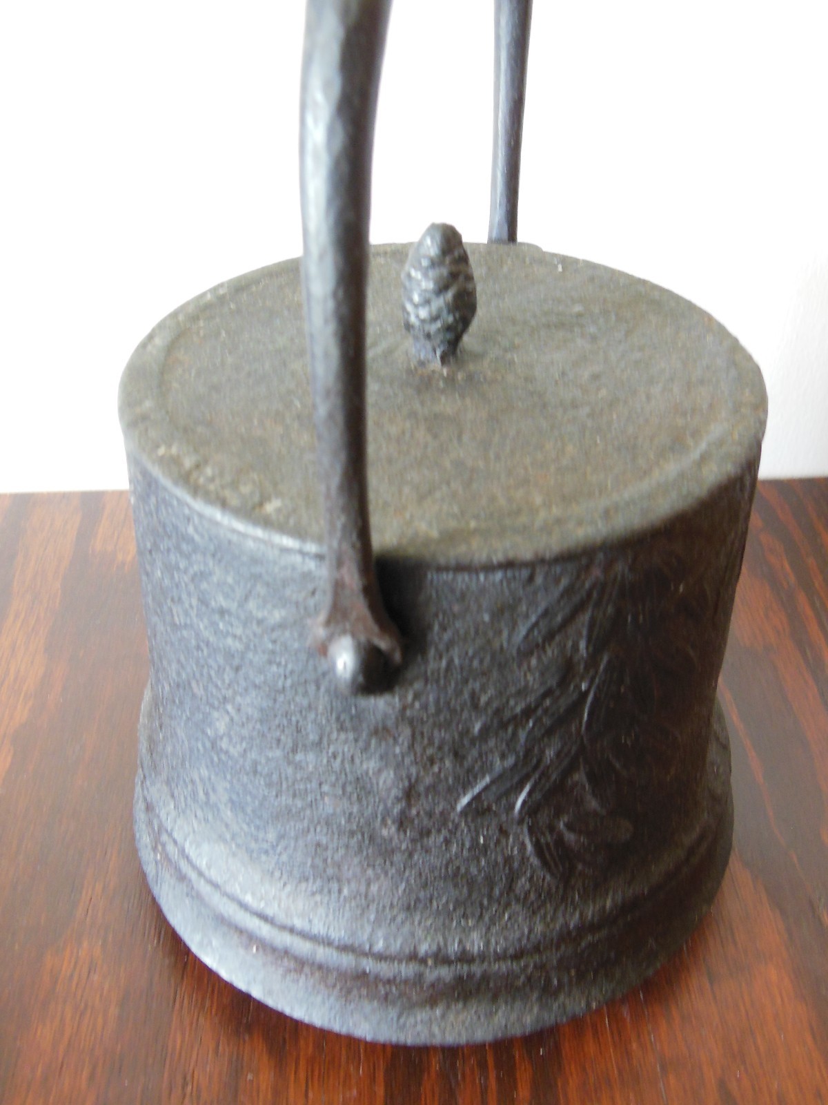 Vtg Large Japanese Signed Tetsubin*Cast Iron*Teapot*Bamboo Leaf*Pine Cone Finial