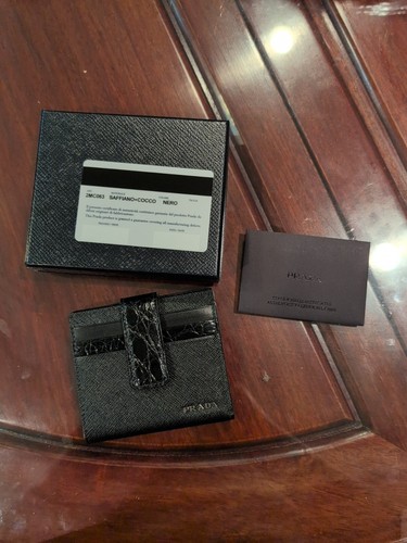 PRADA 　LEATHER（NON-REPTILE) WALLET Amazon.com: Prada Women's Large Black Nylon and Leather Zip-Around