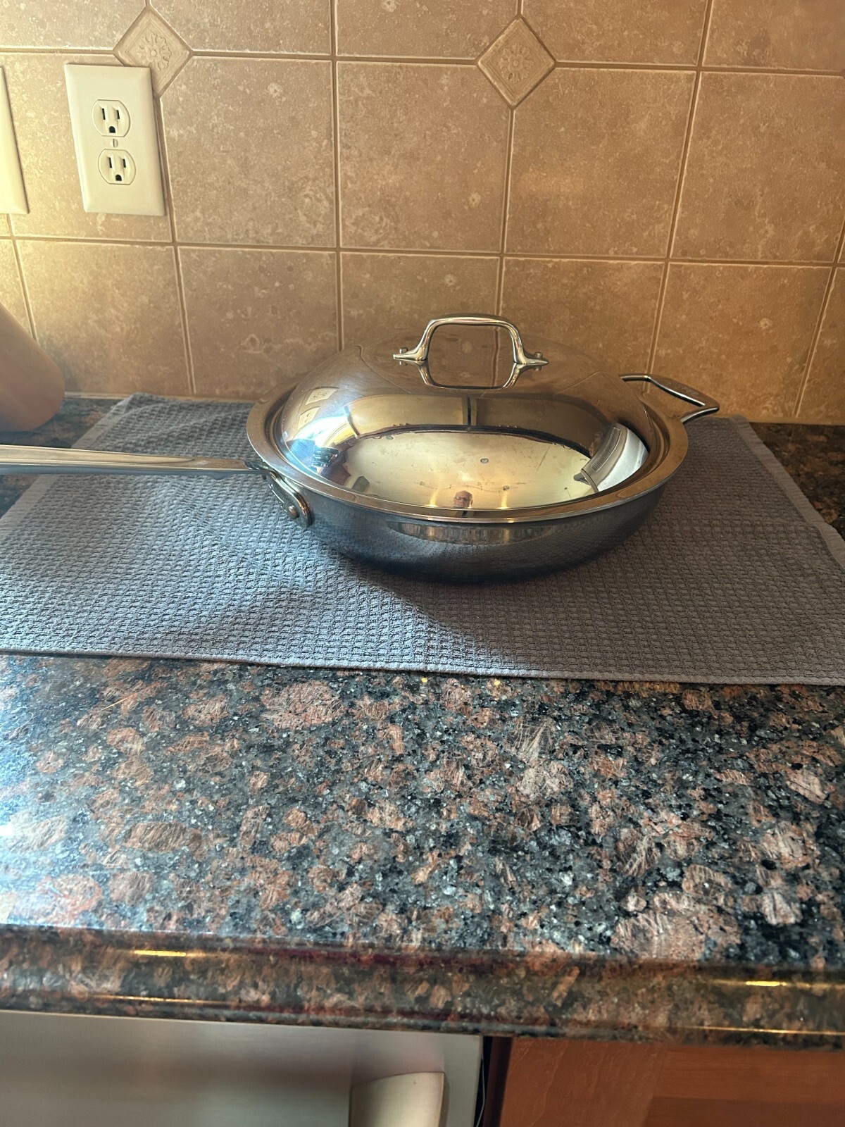 Round With Handle And Lid