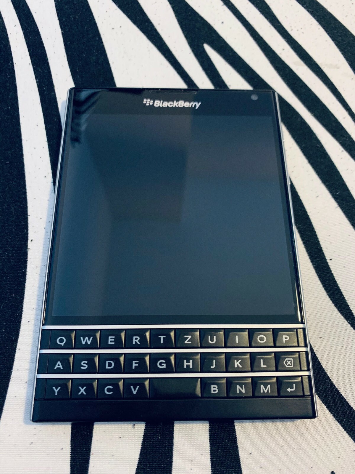 BlackBerry Passport 本体美品 BLACKBERRY PASSPORT Q30 - 32GB - BLACK (Unlocked) - ON SALE