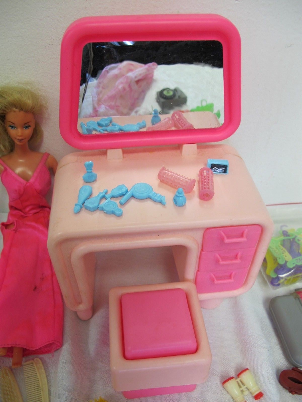 VINTAGE BARBIE LOT KISSING DOLL DREAM HOUSE VANITY DESK STOOL  ACCESSORIES