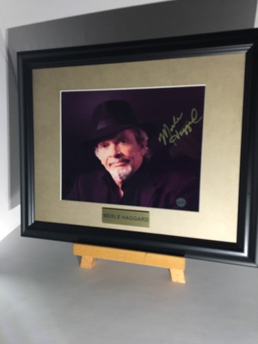 MERLE HAGGARD SIGNED PICTURE WITH COA!!!