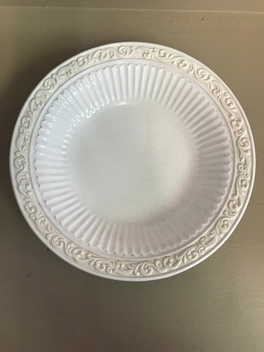 NEW LENOX BUTLERS PANTRY BUFFET WITH SAKT AND PEPPER SHAKERS. 7 PIECE SET.