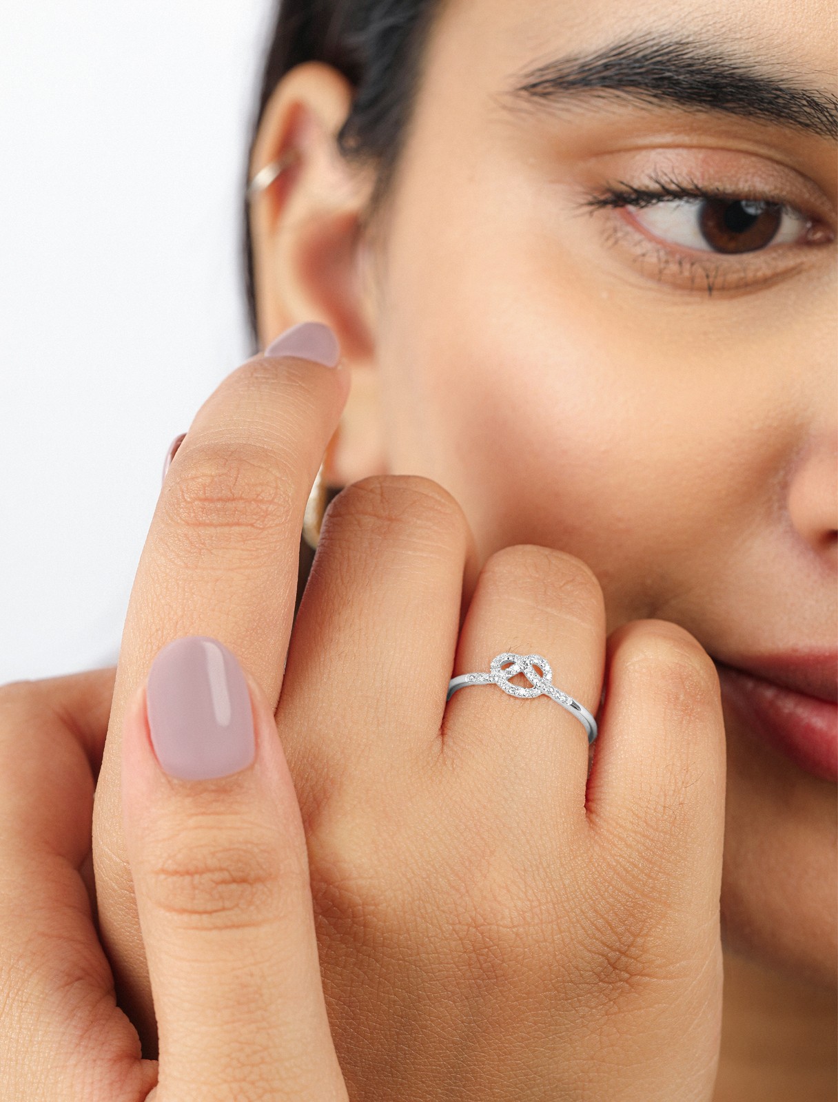 950 Platinum Diamond Love Knot Wedding Band Ring - Elegant Bridal Jewelry